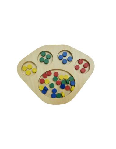 Plateau de tri Montessori en bois avec dés et jetons colorés, idéal pour développer motricité fine, logique et autonomie
