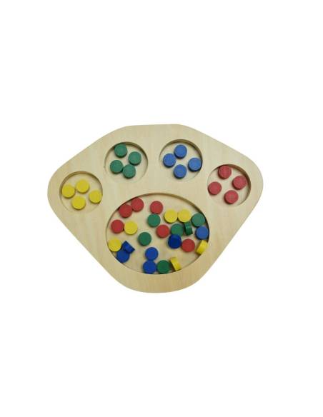 Plateau de tri Montessori en bois avec dés et jetons colorés, idéal pour développer motricité fine, logique et autonomie