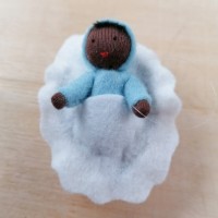 Bébé bleu dans une noix-peau noire