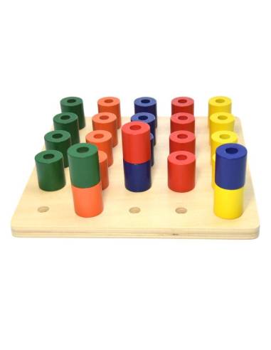 L’enfant insère et retire les chevilles colorées pour affiner ses gestes et sa concentration