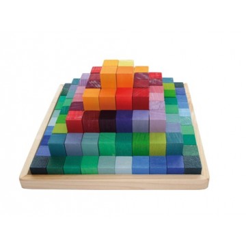 Pyramide de cubes colorés