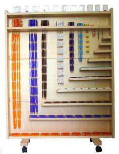 Meuble Montessori avec perles dorées, chaînes et cubes