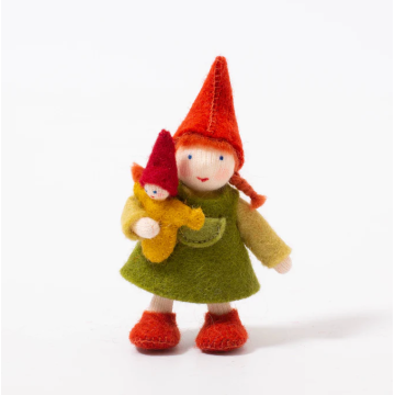 Gnome de la forêt - petite fille avec sa poupée