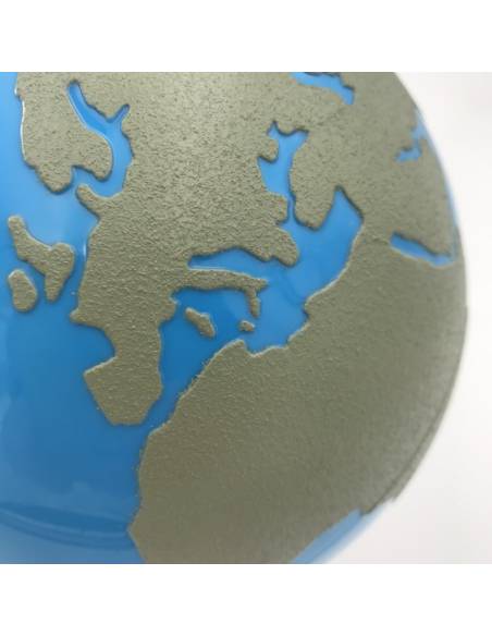 Globe Montessori lisse et rugueux – introduction sensorielle à la géographie dès 3 ans