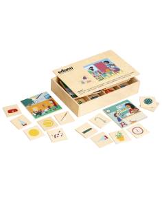 L’enfant associe des objets du quotidien et commente ses choix