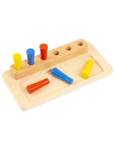 Encastrement de chevilles en bois colorées