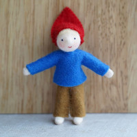 Enfant elfe au chapeau rouge - Collection hiver 2023