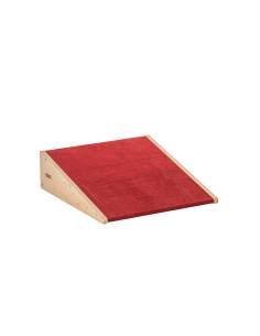 Plateforme inclinée en bois avec tapis rouge inspirée Pikler