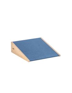 Plateforme inclinée Pikler avec tapis bleu