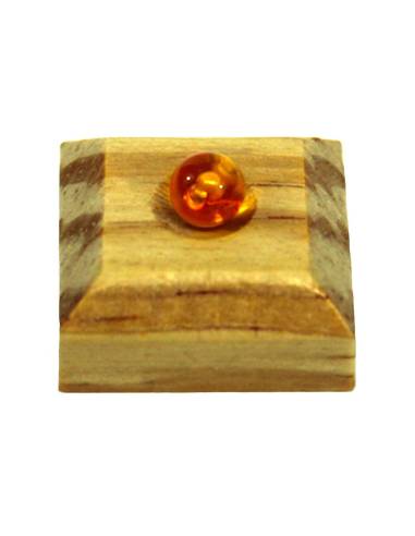 Support Montessori en bois pour isoler une perle dorée