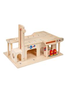 Grand garage en bois avec plusieurs niveaux et rampes