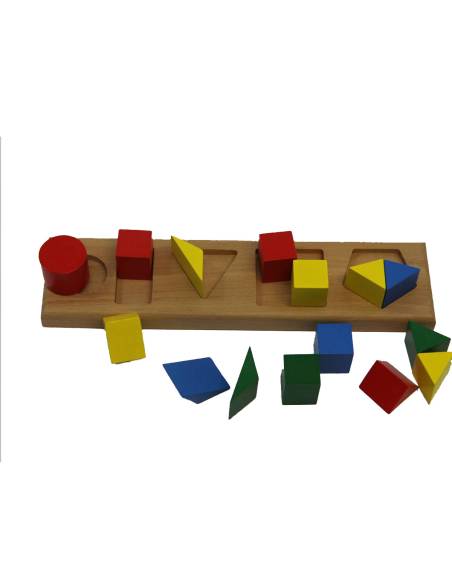 Un matériel en bois montessori avec formes à encastrer dès 2 ans.
