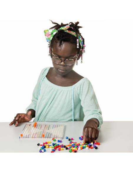 Stimuler la créativité et la motricité fine grâce aux perles colorées et aux modèles variés