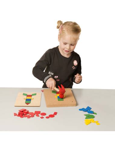Créer des mosaïques colorées en bois avec le jeu du marteau pour développer motricité et créativité