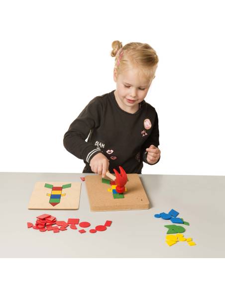 Créer des mosaïques colorées en bois avec le jeu du marteau pour développer motricité et créativité