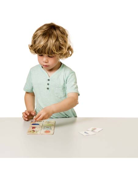 Un jeu éducatif avec cartes transparentes à associer pour stimuler observation et langage