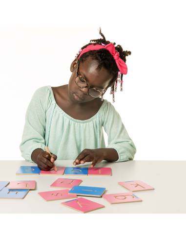 Un alphabet sensoriel en bois pour reconnaître et tracer les lettres minuscules
