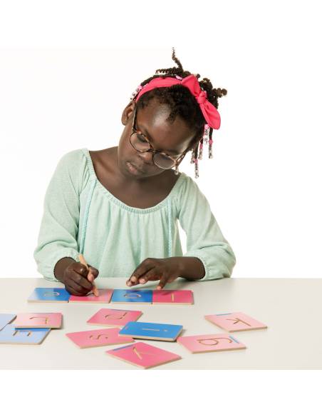 Un alphabet sensoriel en bois pour reconnaître et tracer les lettres minuscules