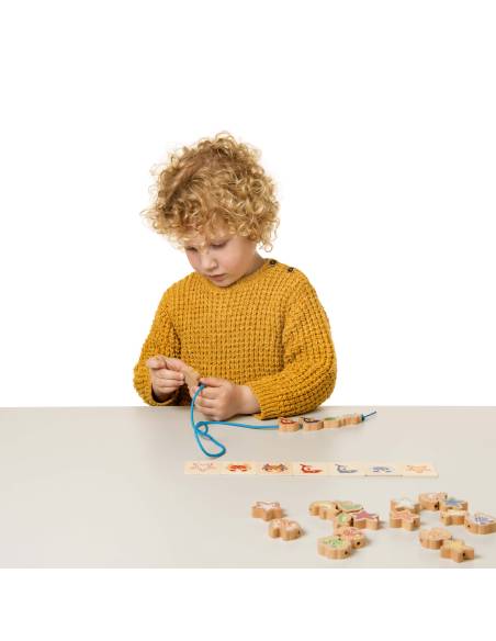 Développer motricité fine et logique avec un jeu de laçage en bois aux couleurs vives représentant des animaux marins
