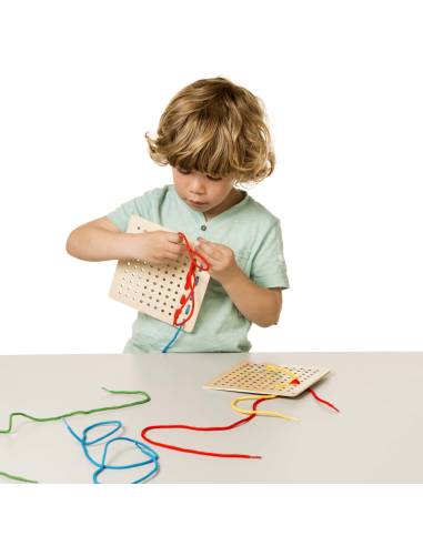 Jeu de laçage avec planches perforées en bois