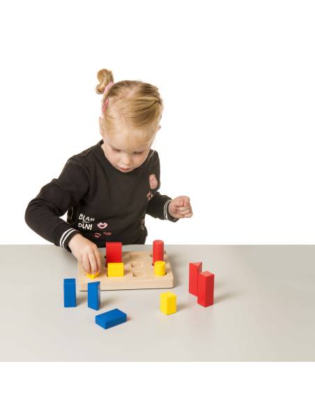 Découvrir formes, couleurs et tailles grâce à un encastrement en bois éducatif et durable