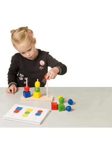 Construire des tours en bois colorés pour développer logique, motricité et repérage spatial