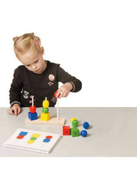 Construire des tours en bois colorés pour développer logique, motricité et repérage spatial