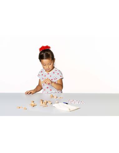 Figurines en bois à identifier au toucher, à placer sur les cartes de bingo