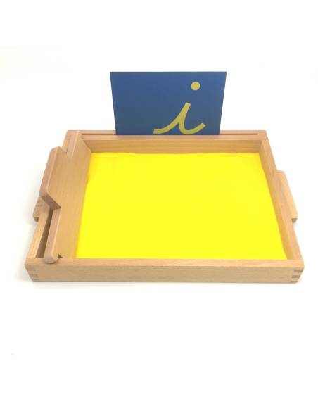 Plateau de sable Montessori avec carte noire et sable pour tracer lettres et formes