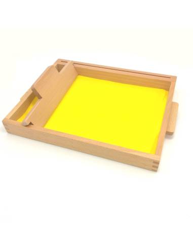 Plateau Montessori avec sable pour préparer l’écriture – dès 3 ans