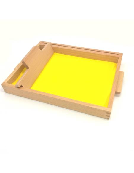 Plateau Montessori avec sable pour préparer l’écriture – dès 3 ans