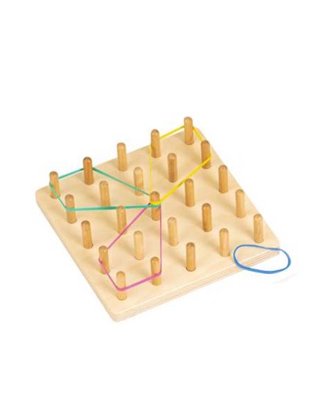 Tracer des formes géométriques avec des élastiques sur une planche Montessori