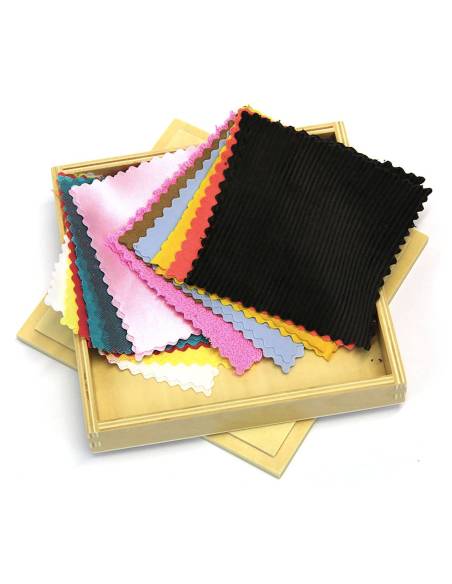 Boîte de tissus de couleurs Montessori – développer vision, toucher et langage