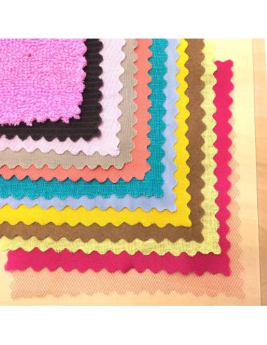 22 carrés de tissus colorés Montessori pour stimuler vue, toucher et langage dès 3 ans