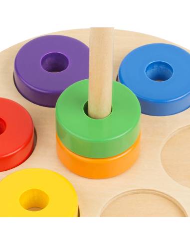 Des anneaux colorés en bois pour stimuler motricité fine, coordination et logique