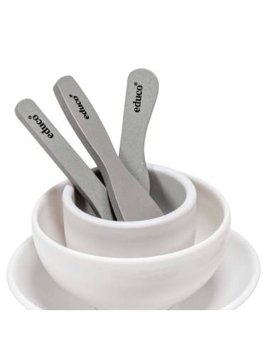 Un ensemble de vaisselle en bois robuste et réaliste pour enrichir le jeu symbolique des enfants