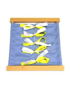 Cadre d’habillage Montessori – développer autonomie et motricité fine avec rubans