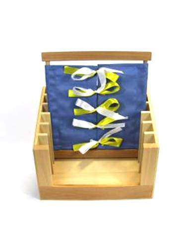 Support en bois Montessori – rangement stable et pratique pour 6 cadres d’habillage