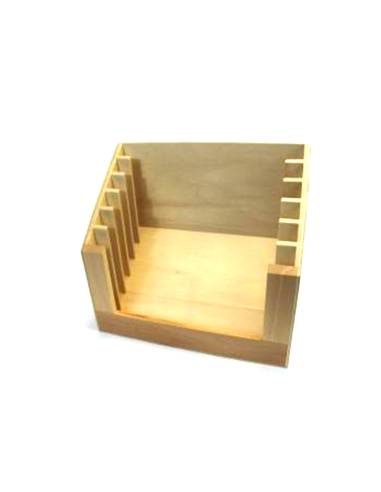 Support en bois Montessori pour ranger jusqu’à 6 cadres d’habillage, favorisant ordre et autonomie