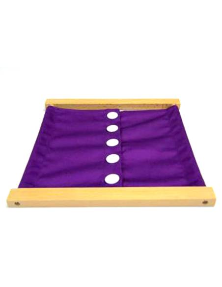 Cadre d’habillage Montessori en bois avec tissu et grands boutons pour apprendre autonomie et motricité fine dès 3 ans