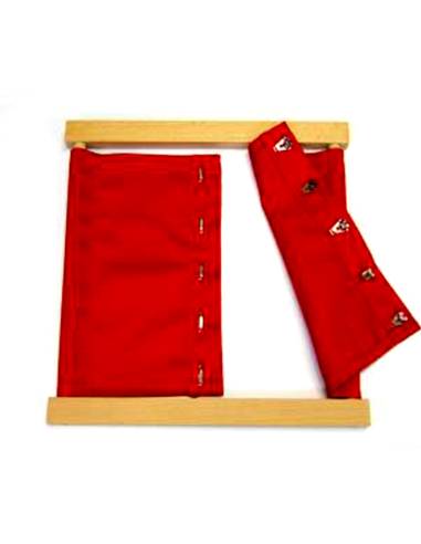 Cadre d’habillage Montessori en bois avec tissu et petits crochets pour apprendre autonomie et précision dès 3 ans