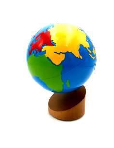 Globe coloré des continents Montessori pour introduire la géographie