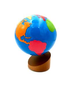 Globe coloré des continents Montessori pour introduire la géographie 2