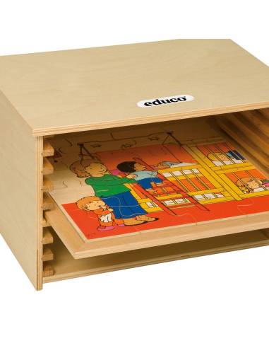 Un meuble en bois robuste conçu pour organiser et protéger jusqu’à 8 puzzles éducatifs de 34 x 34 cm