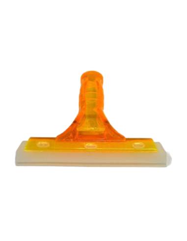 Raclette jaune format enfant – nettoyage des vitres en Montessori