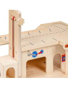 Grand garage en bois avec plusieurs niveaux et rampes 2