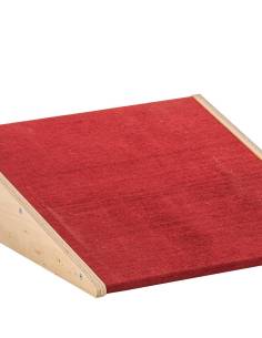 Plateforme inclinée en bois avec tapis rouge inspirée Pikler 2