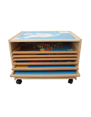 Cabinet Montessori en bois avec tiroirs et cartes, conçu pour découvrir la géographie et les continents dès 4 ans
