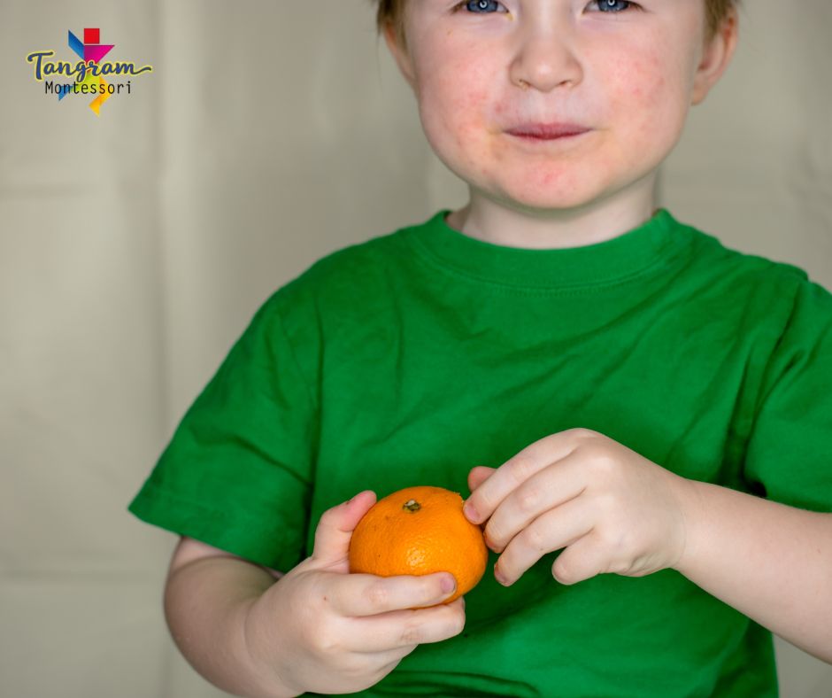 enfant epluche mandarine